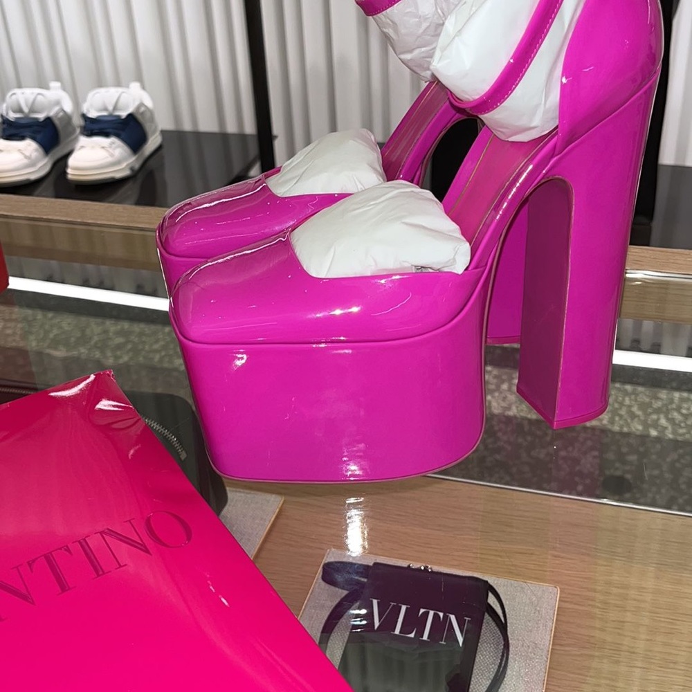 Hello!! I am selling the Valentino disco box platform !!!
